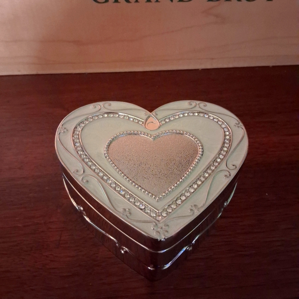 Elegant Heart-Shaped Silver Jewelry Box